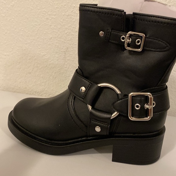 Universal Thread Black Ankle Boots - Picture 6 of 6
